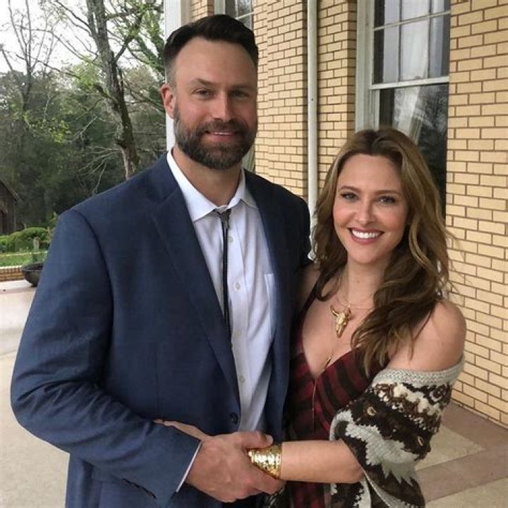 Ashley Callingbull- Wiki, Age, Net Worth, Height, Career, Husband