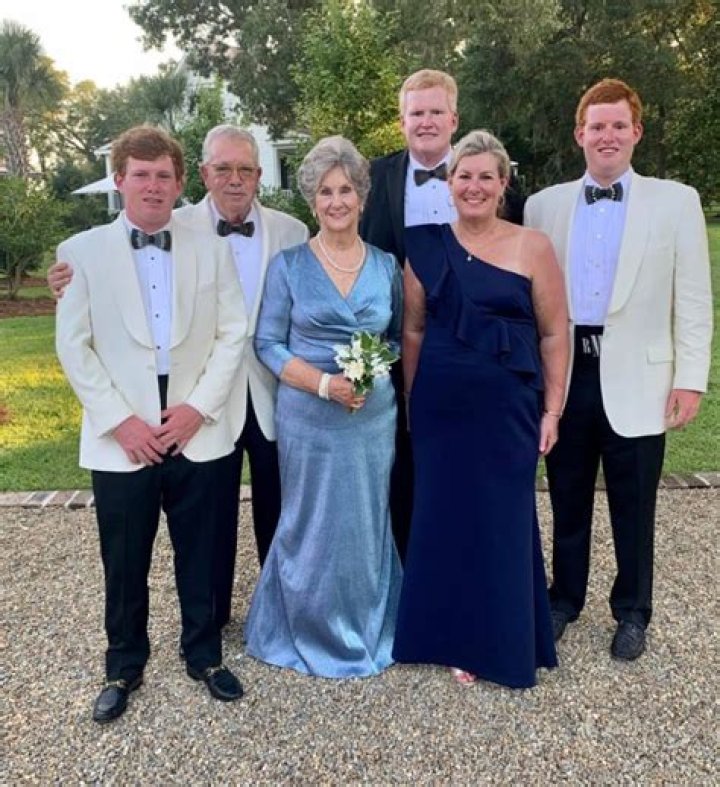 Carolyn Hennesy Bio, Wiki, Age, Height, Parents, Net Worth, Husband, Married, Author, Books, Movies and TV Shows